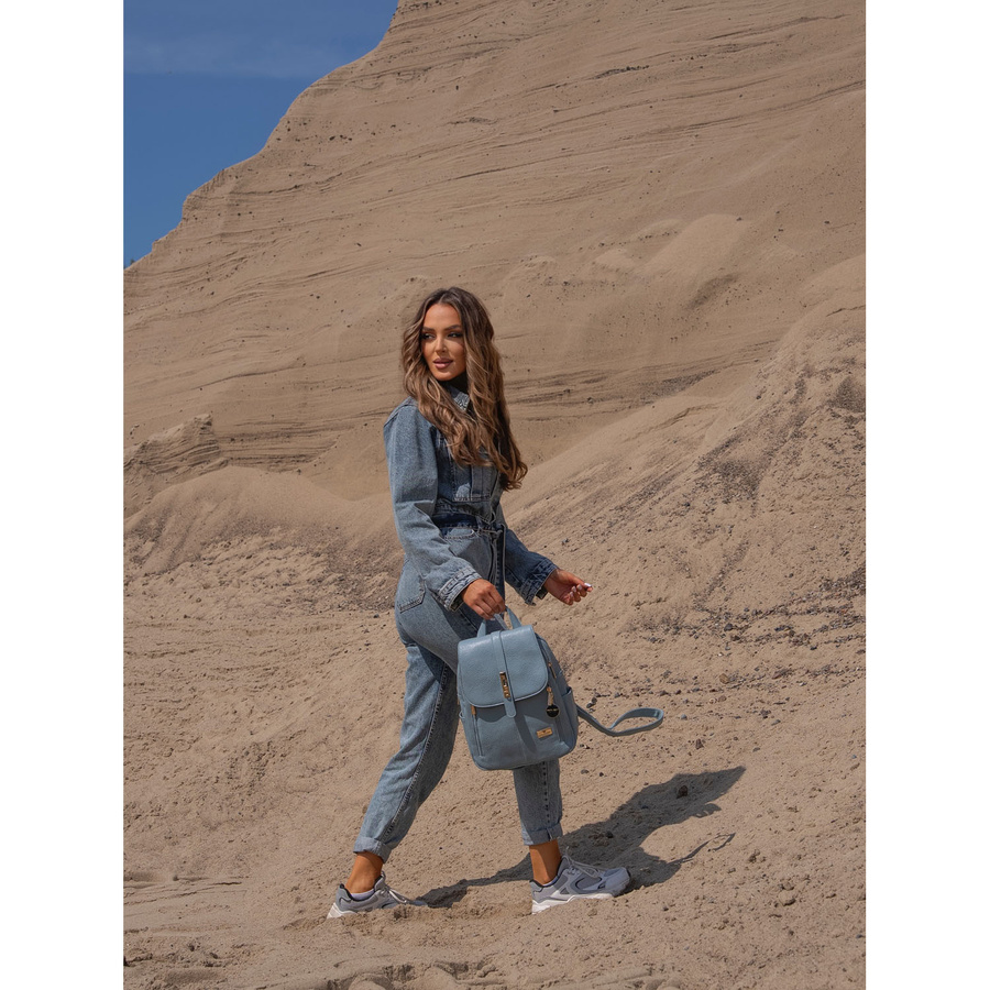 Modny niebieski mały plecak damski ze skóry ekologicznej zdobionej złotymi okuciami Peterson