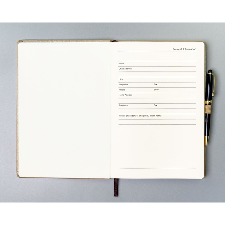 Beżowy notes w formacie B5 zadrukowany w kropki, wyposażony w gumkę zamykającą - Peterson