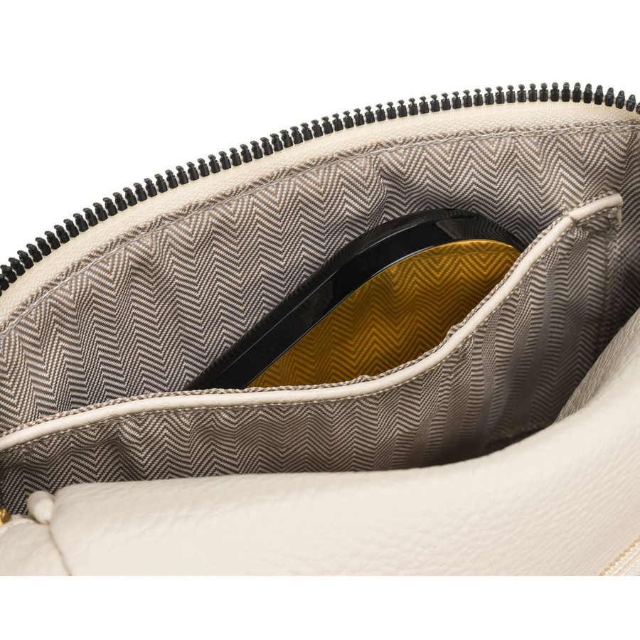 Jasnobeżowa nerka damska ze skóry ekologicznej ozdobiona ćwiekami - Peterson