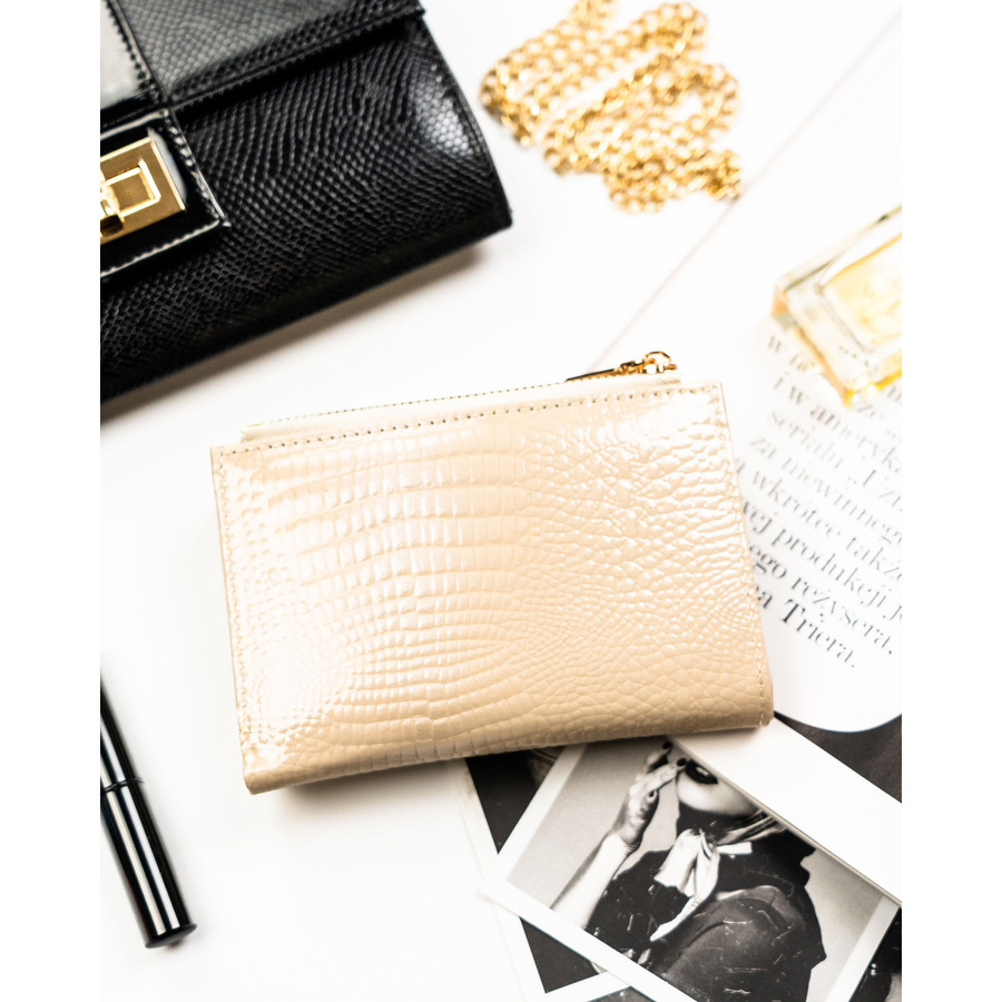 Poziomy, beżowy portfel damski ze skóry ekologicznej z tłoczeniem na wzór skóry krokodyla - Peterson