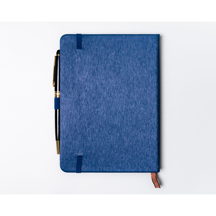 Granatowy notes w formacie B6 zadrukowany w linie, wyposażony w gumkę zamykającą - Peterson