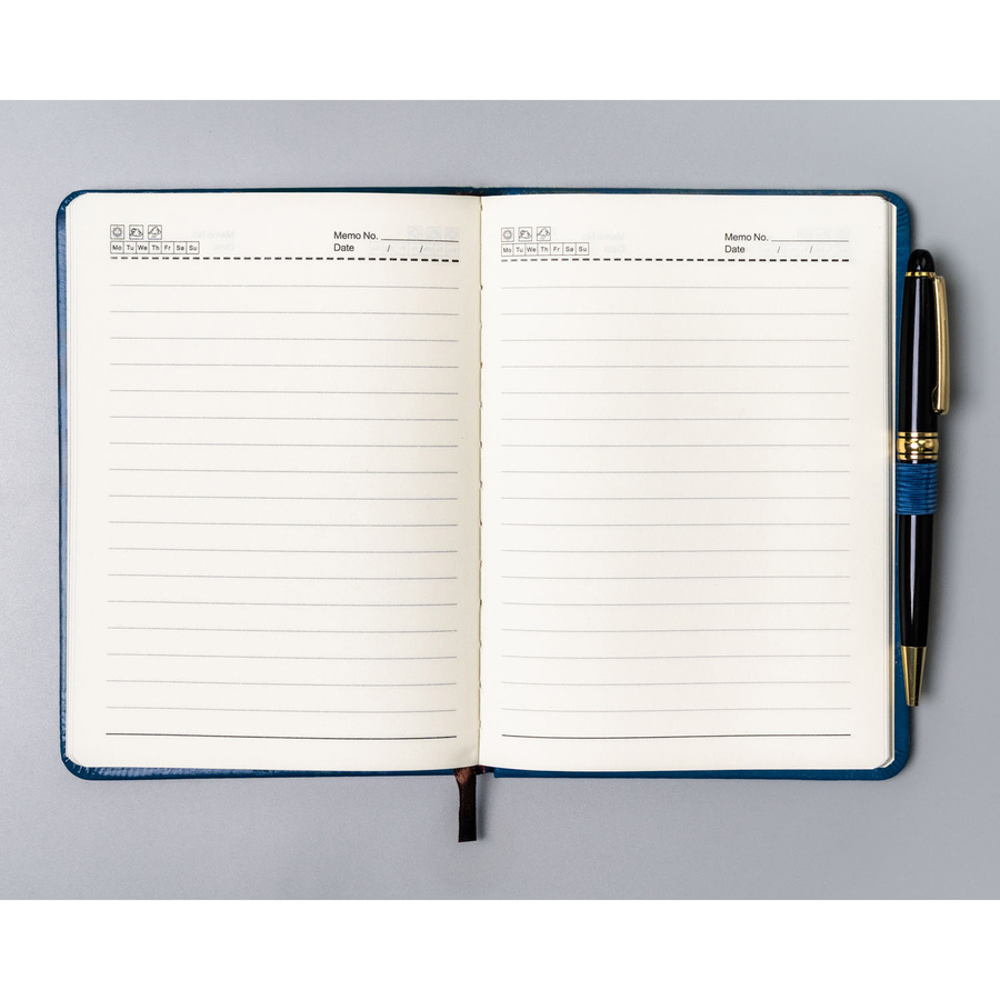 Niebieski notes w formacie B6 zadrukowany w linie, wyposażony w pętelkę na długopis - Peterson