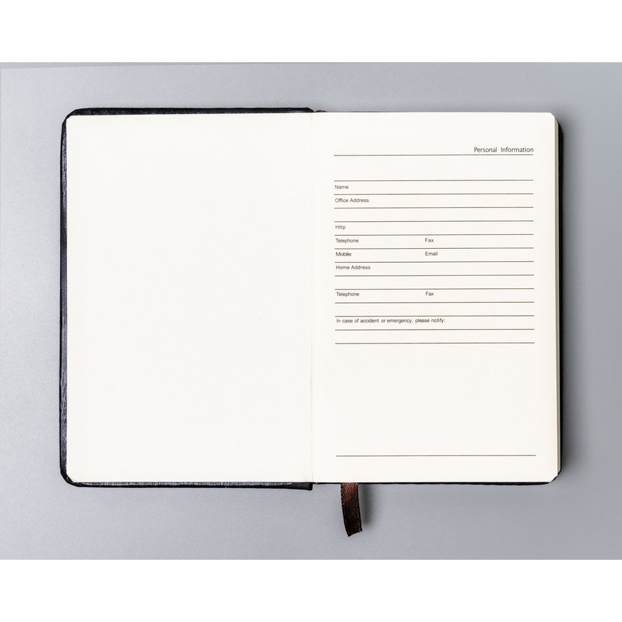 Czarny notes w formacie A6 zadrukowany w kropki, wyposażony w gumkę zamykającą - Peterson