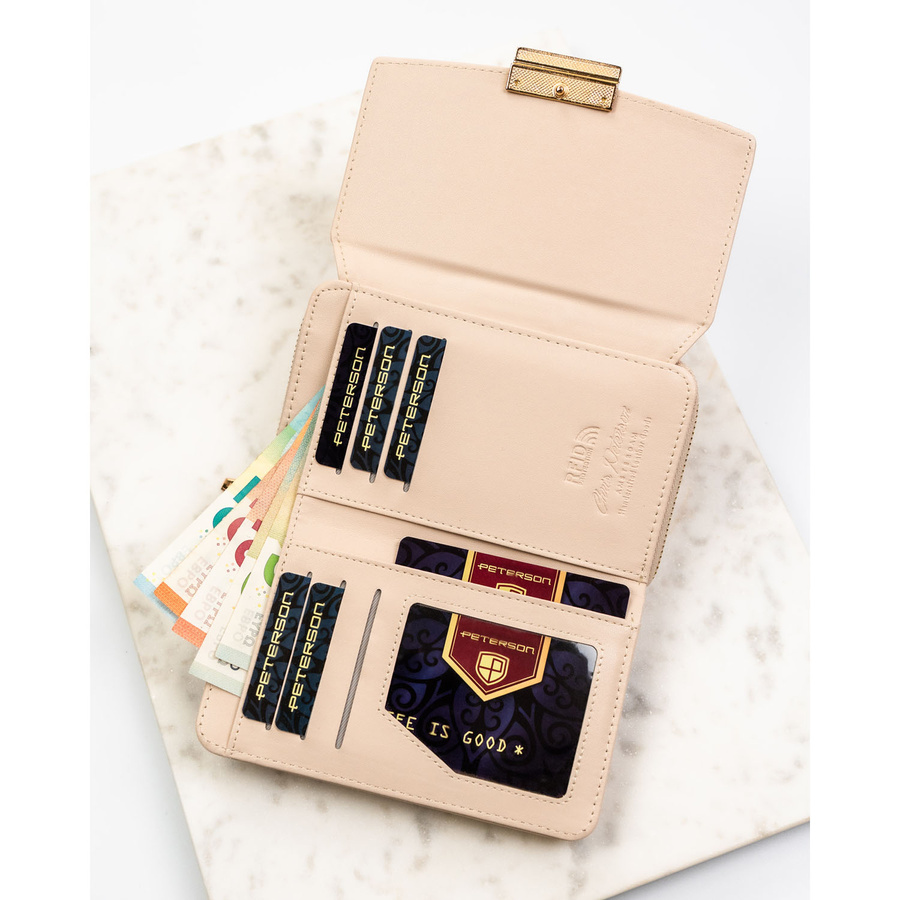 Beżowy portfel damski wykonany ze skóry ekologicznej o lekko prążkowanej fakturze, zamykany zatrzaskiem - Peterson