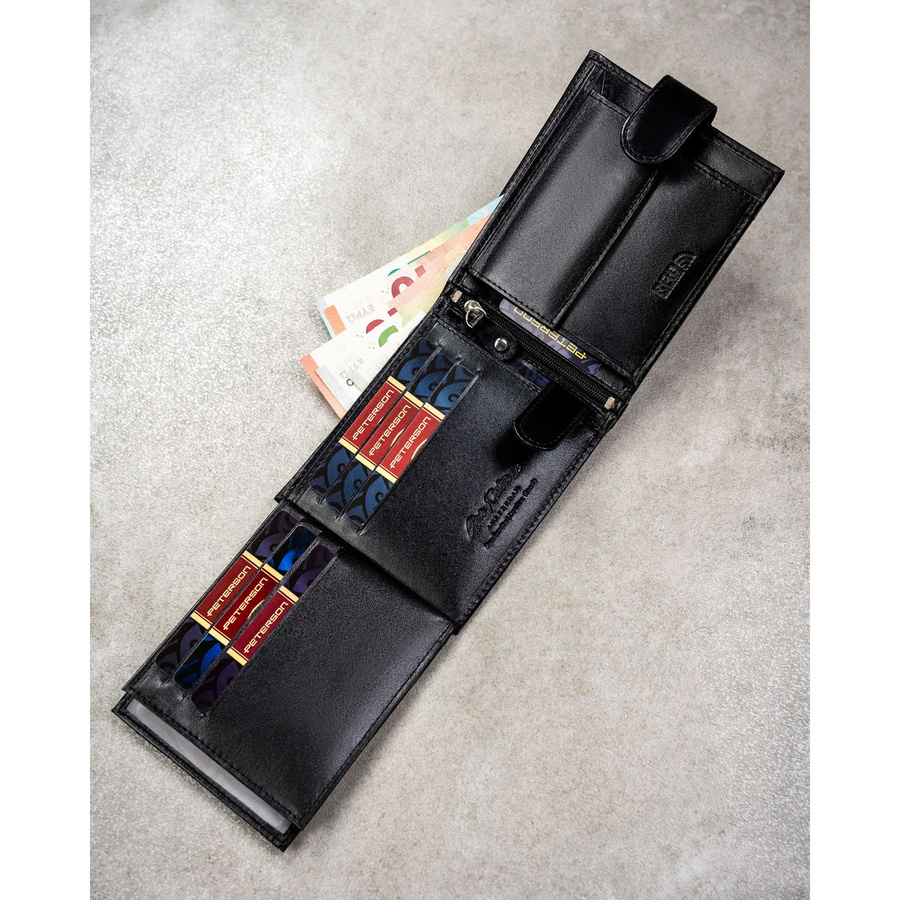 Portfel męski ze skóry naturalnej w czarnym kolorze zamykany na zatrzask, w zestawie z brelokiem - Peterson