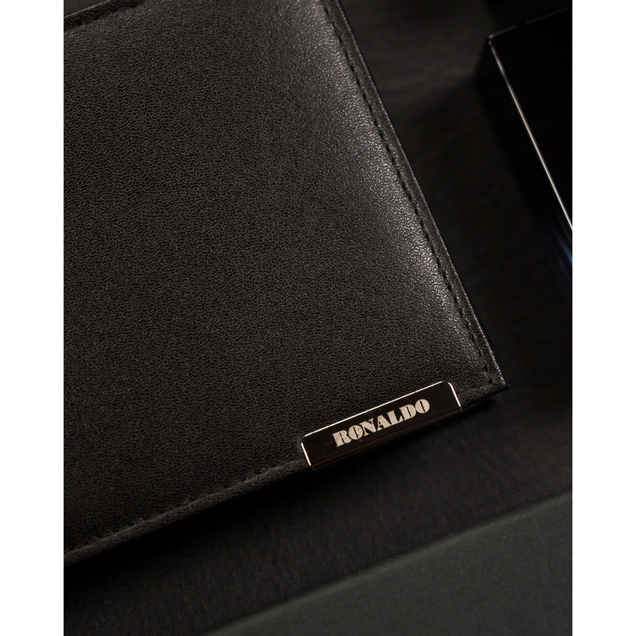 Poziomy, czarny portfel męski ze skóry naturalnej bez zapięcia zewnętrznego - Ronaldo