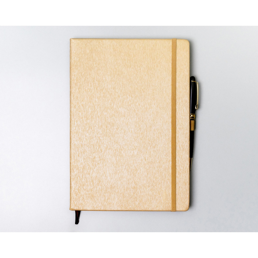 Beżowy notes w formacie B5 zadrukowany w kropki, wyposażony w gumkę zamykającą - Peterson