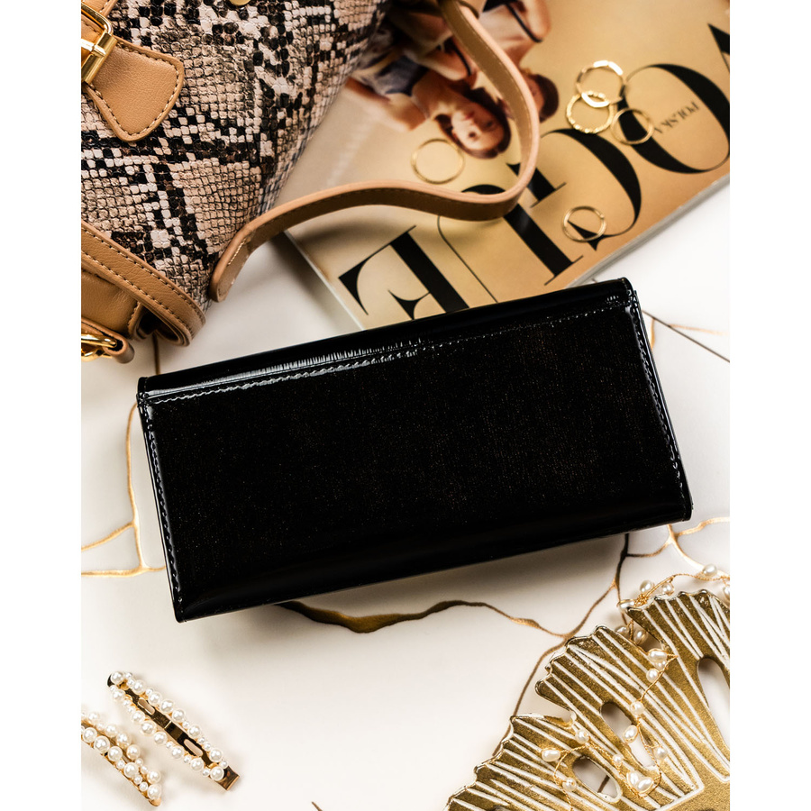 Duży portfel damski z lakierowanej skóry naturalnej w czarnym kolorze zamykany na zatrzask - Rovicky