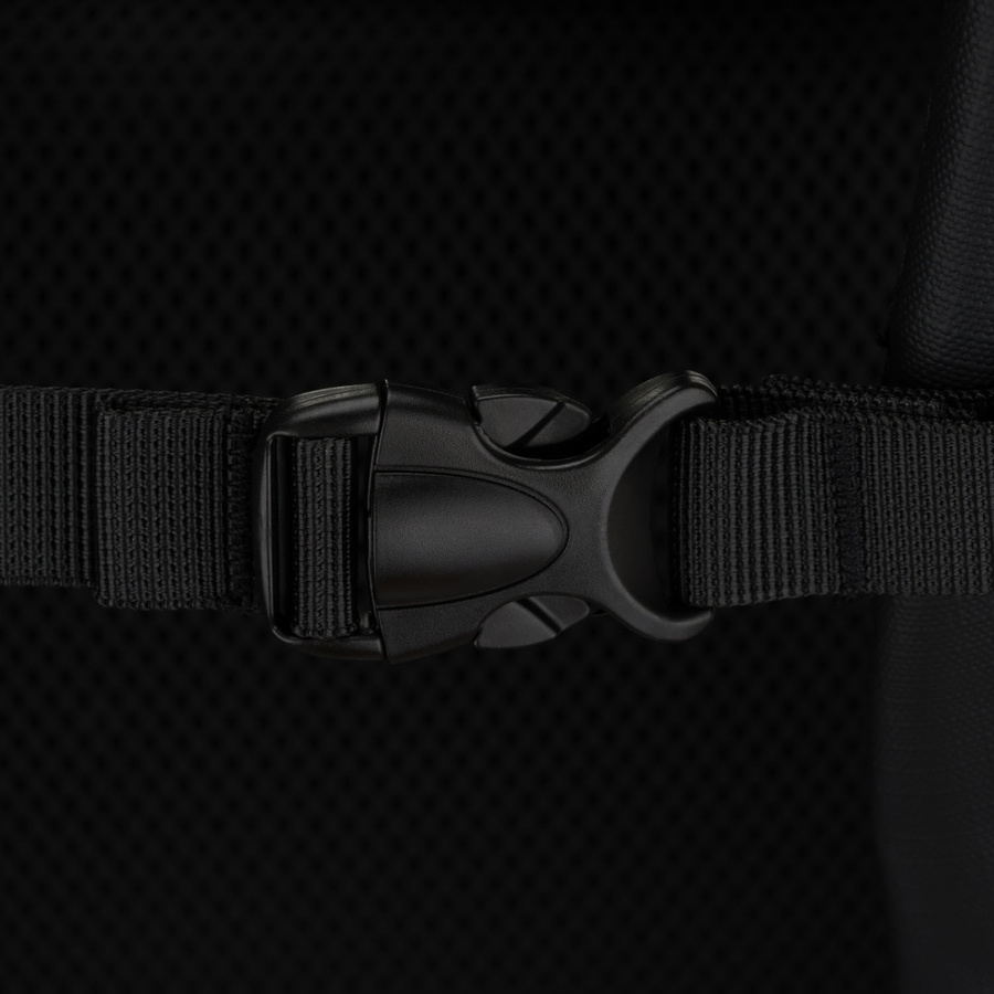 Duży plecak podróżny w czarnym kolorze z miejscem na laptopa, zamykany suwakiem - Peterson