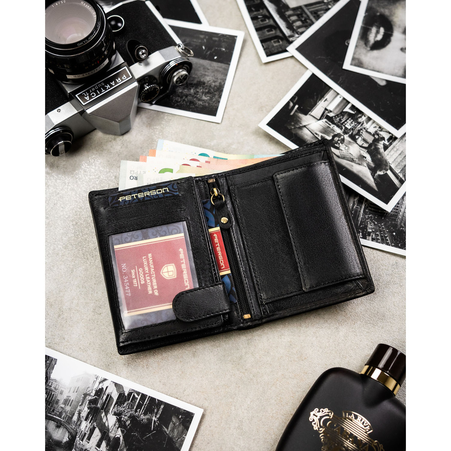 Elegancki, skórzany portfel męski w czarnym kolorze bez zapięcia zewnętrznego - Peterson