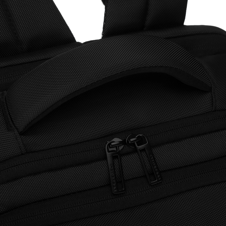 Plecak podróżny z poliestru w czarnym kolorze z miejscem na laptopa - Peterson