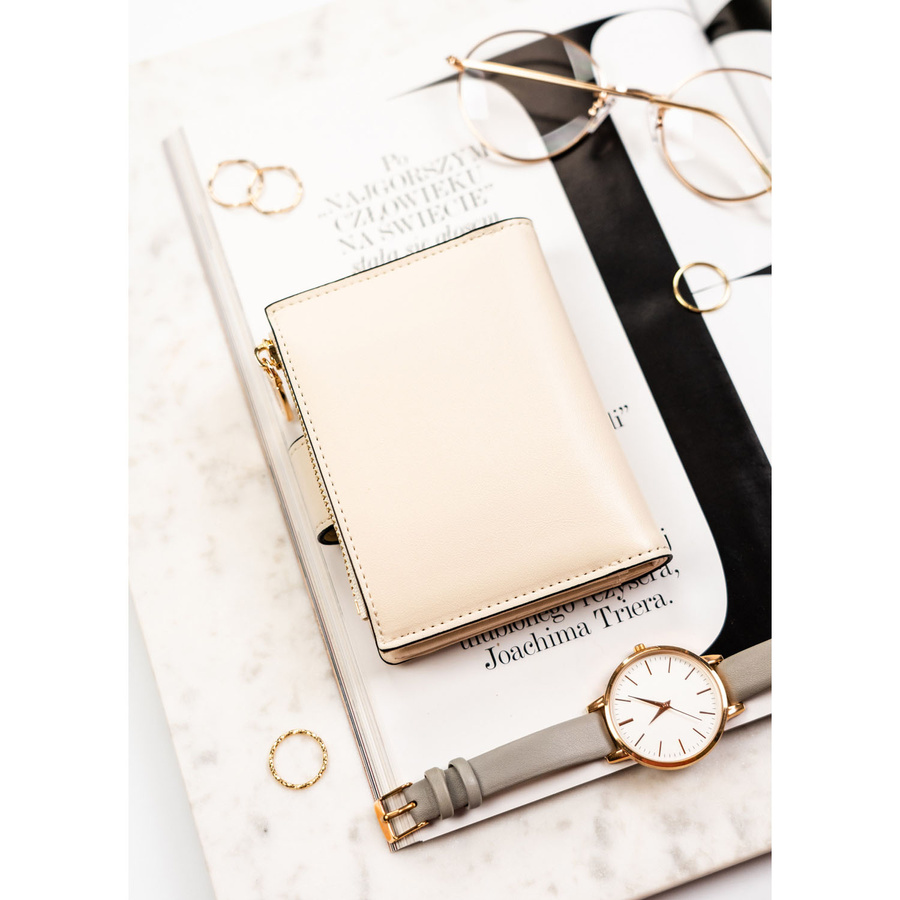 Beżowy portfel damski ze skóry ekologicznej zamykany na zatrzask i suwak - Rovicky