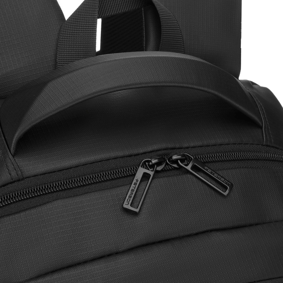 Duży plecak podróżny w czarnym kolorze z miejscem na laptopa, zamykany suwakiem - Peterson
