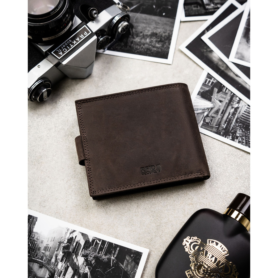 Poziomy portfel męski ze skóry naturalnej w brązowym kolorze zamykany na zatrzask, w zestawie z brelokiem - Peterson