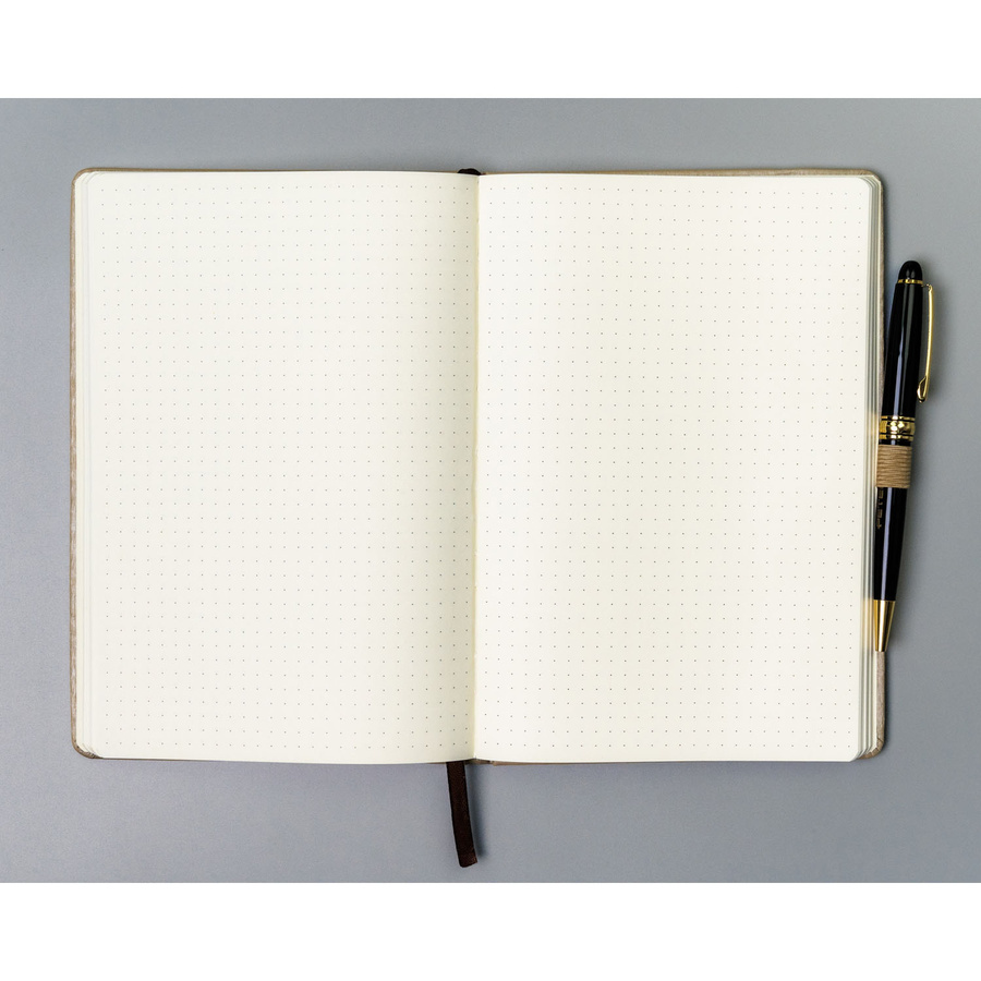 Beżowy notes w formacie A5 zadrukowany w kropki, wyposażony w gumkę zamykającą - Peterson