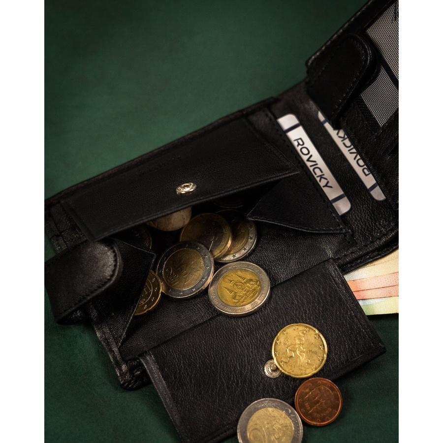 Duży, skórzany portfel męski w czarnym kolorze wyposażony w system RFID, zamykany zatrzaskiem - Rovicky