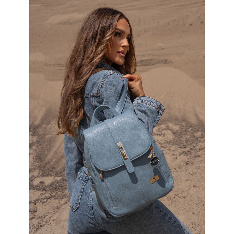 Modny niebieski mały plecak damski ze skóry ekologicznej zdobionej złotymi okuciami Peterson