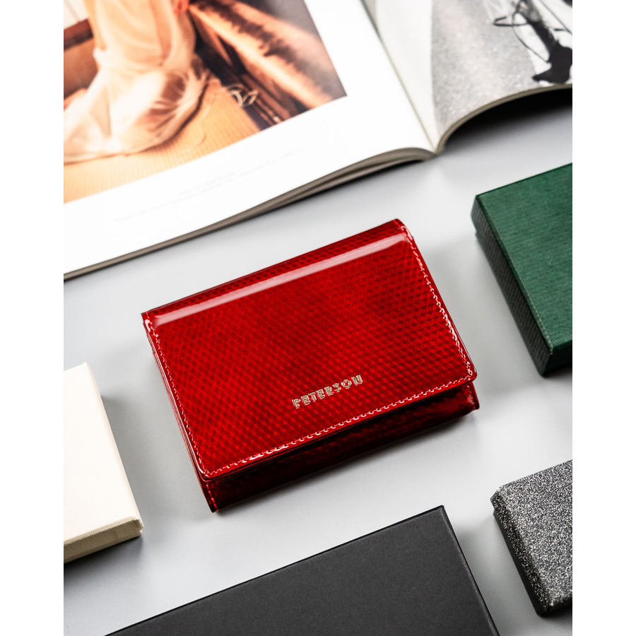 Duży portfel damski ze skóry naturalnej w czerwonym kolorze, zamykany zatrzaskiem - Peterson