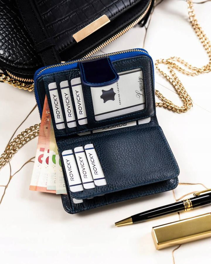 Skórzany portfel damski w orientacji pionowej zamykany na zatrzask - Lorenti