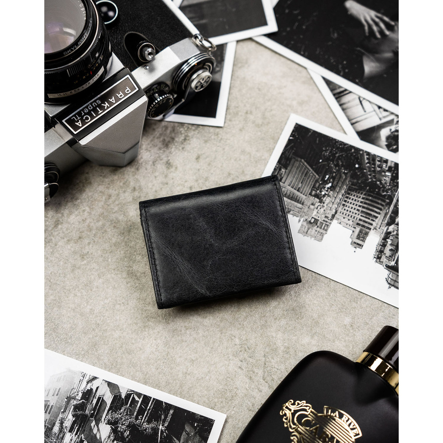 Mały, skórzany portfel męski w czarnym kolorze zamykany zatrzaskiem - Rovicky