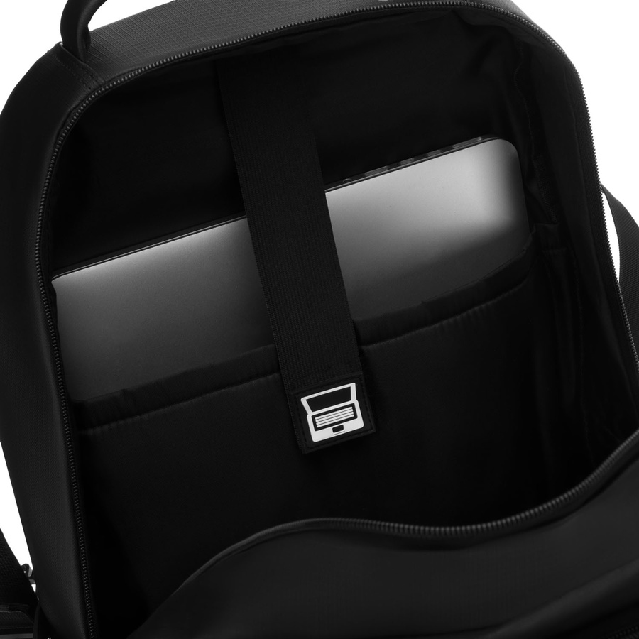 Duży plecak podróżny w czarnym kolorze z miejscem na laptopa, zamykany suwakiem - Peterson
