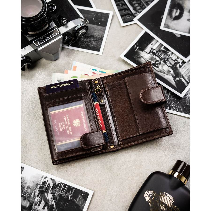 Klasyczny, skórzany portfel męski w brązowym kolorze zamykany zatrzaskiem - Peterson