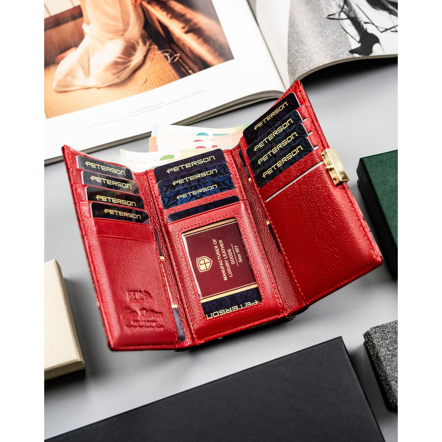 Czerwony portfel damski z lakierowanej skóry naturalnej z ozdobnym tłoczeniem - Peterson