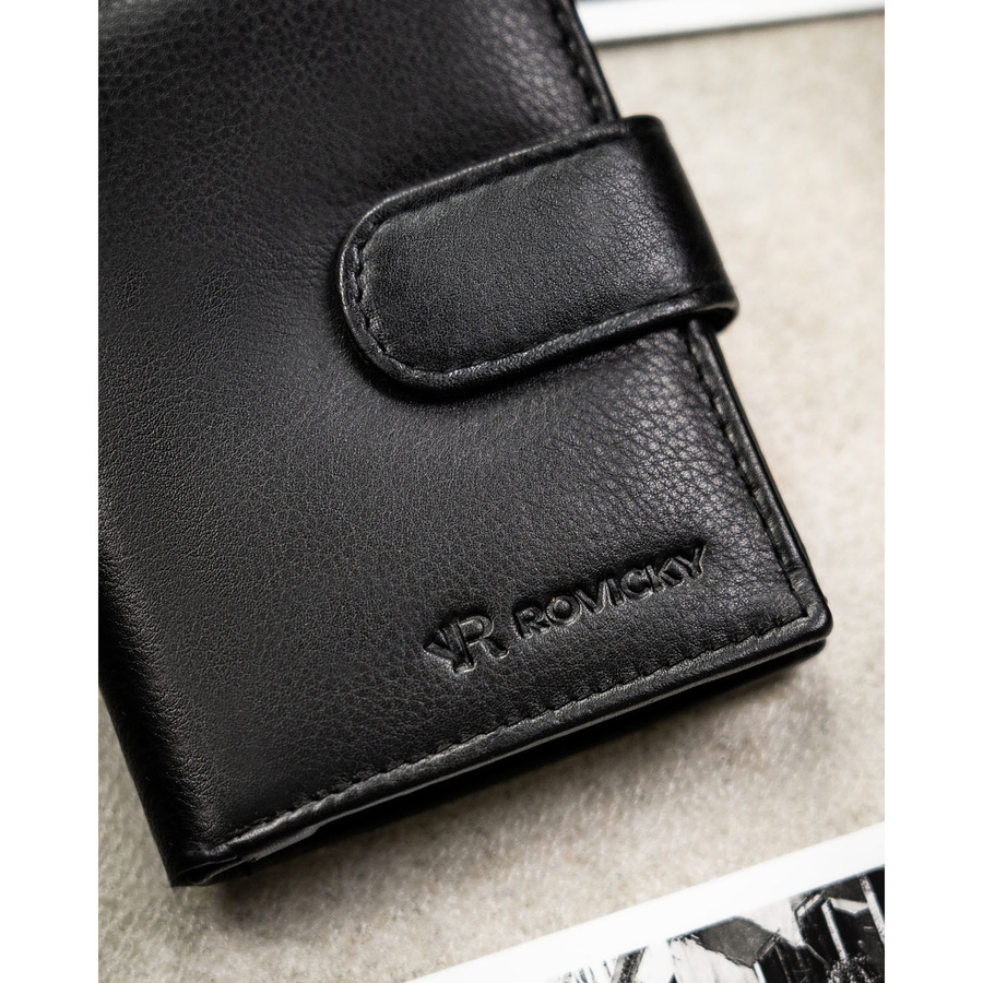 Pionowy portfel męski ze skóry naturalnej w czarnym kolorze zamykany zatrzaskiem - Rovicky
