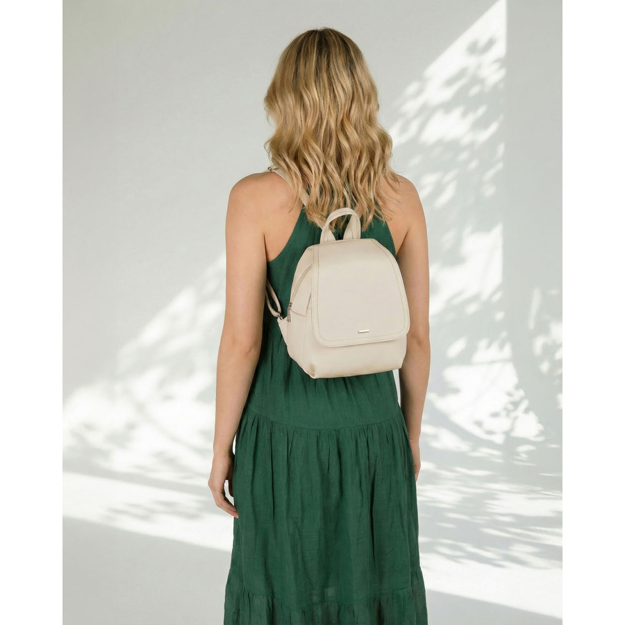 Miejski plecak damski ze skóry ekologicznej w jasnobeżowym kolorze - Rovicky