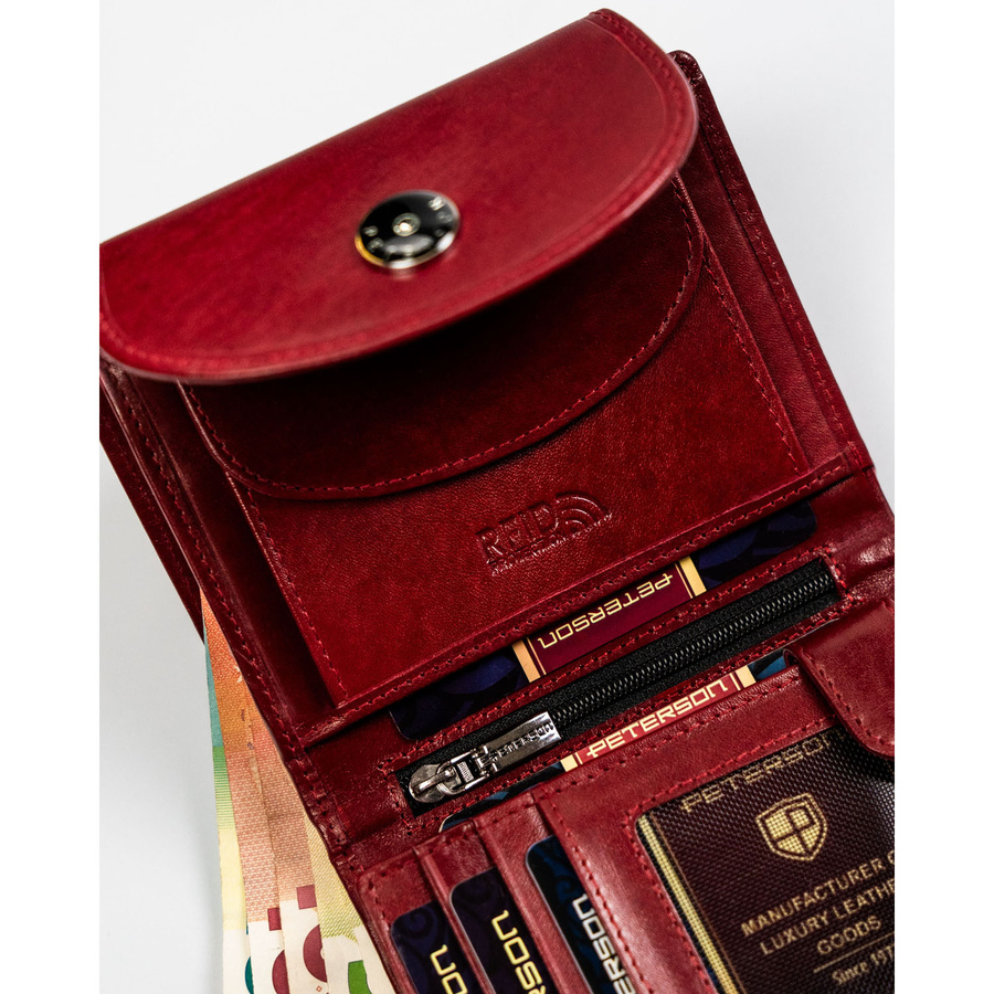 Portfel damski ze skóry naturalnej w czerwonym kolorze zamykany na zatrzask - Peterson