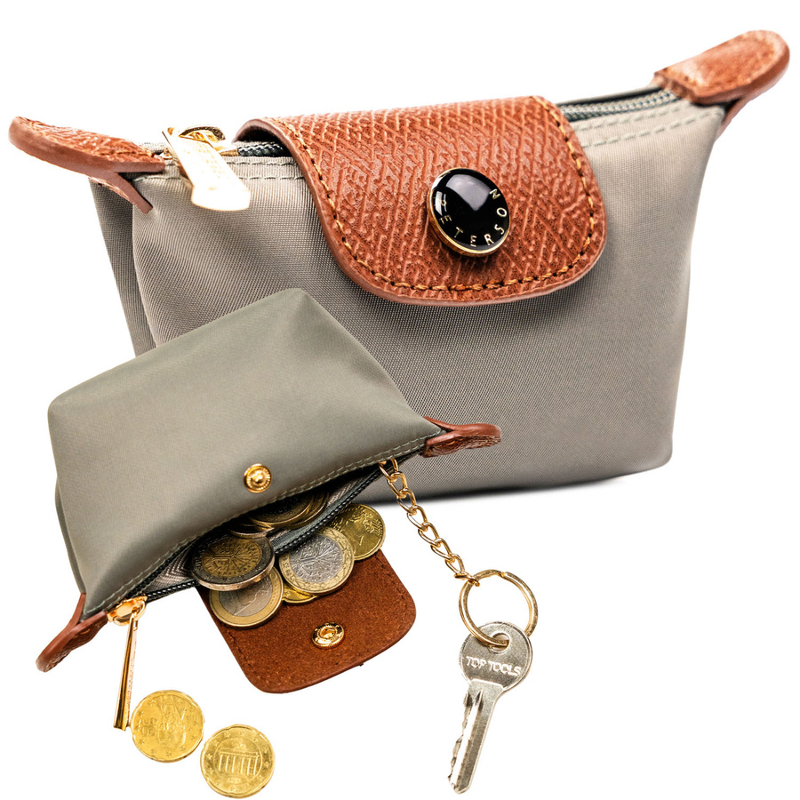 Svetlosivá kľúčenka Peterson z polyesteru a ekokože na zips a patent