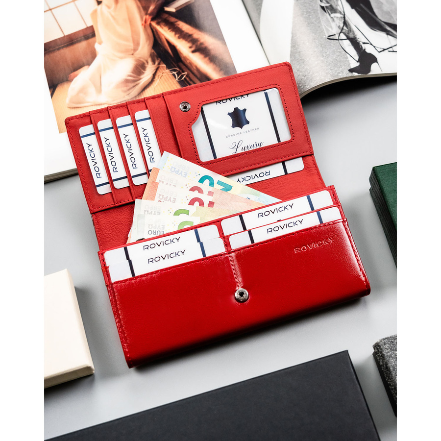 Portfel damski ze skóry naturalnej i ekologicznej w czerwonym kolorze, zamykany na zatrzask i bigiel - Rovicky