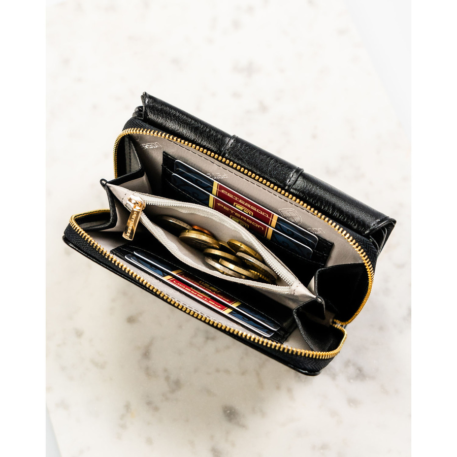 Poziomy portfel damski wykonany ze skóry ekologicznej w czarnym kolorze, zamykany na zatrzask - Peterson