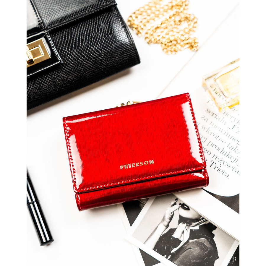 Portfel damski z lakierowanej skóry naturalnej w czerwonym kolorze - Peterson