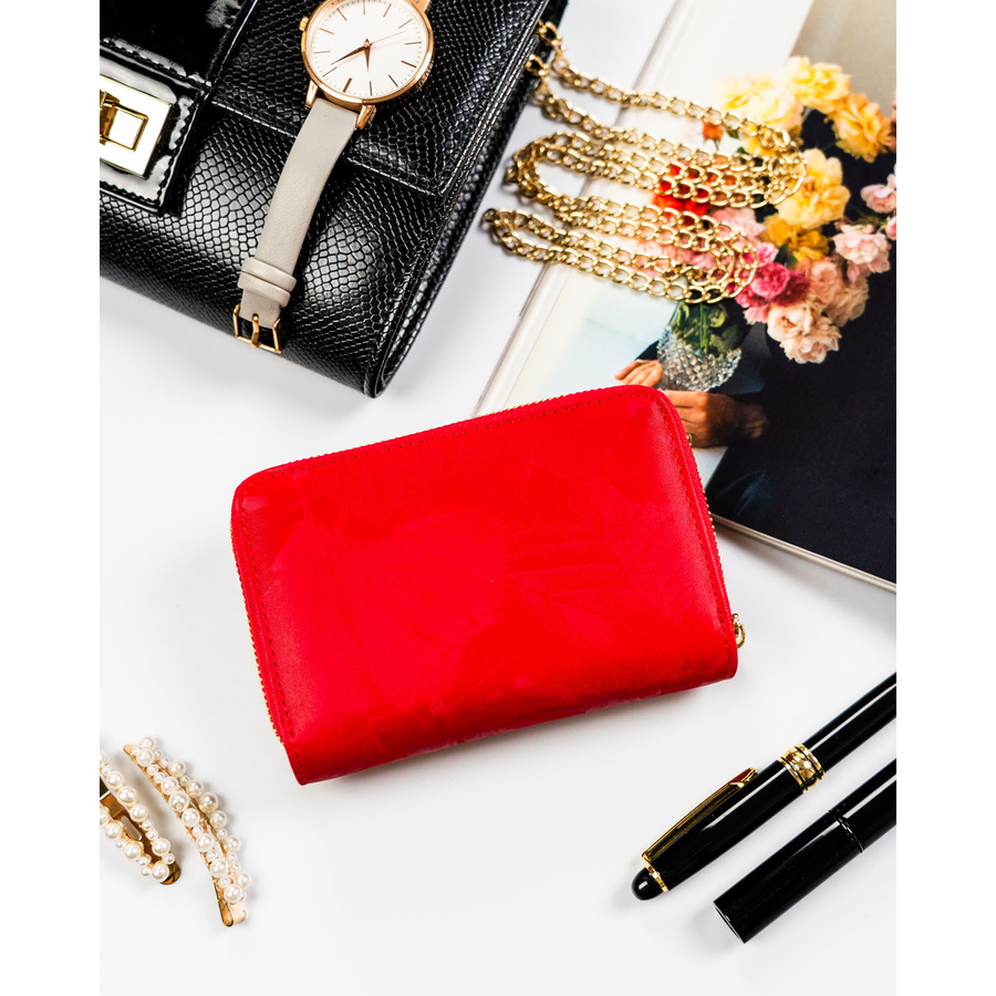 Czerwony portfel wykonany ze skóry naturalnej i ekologicznej zamykany na suwak i zatrzask - Peterson