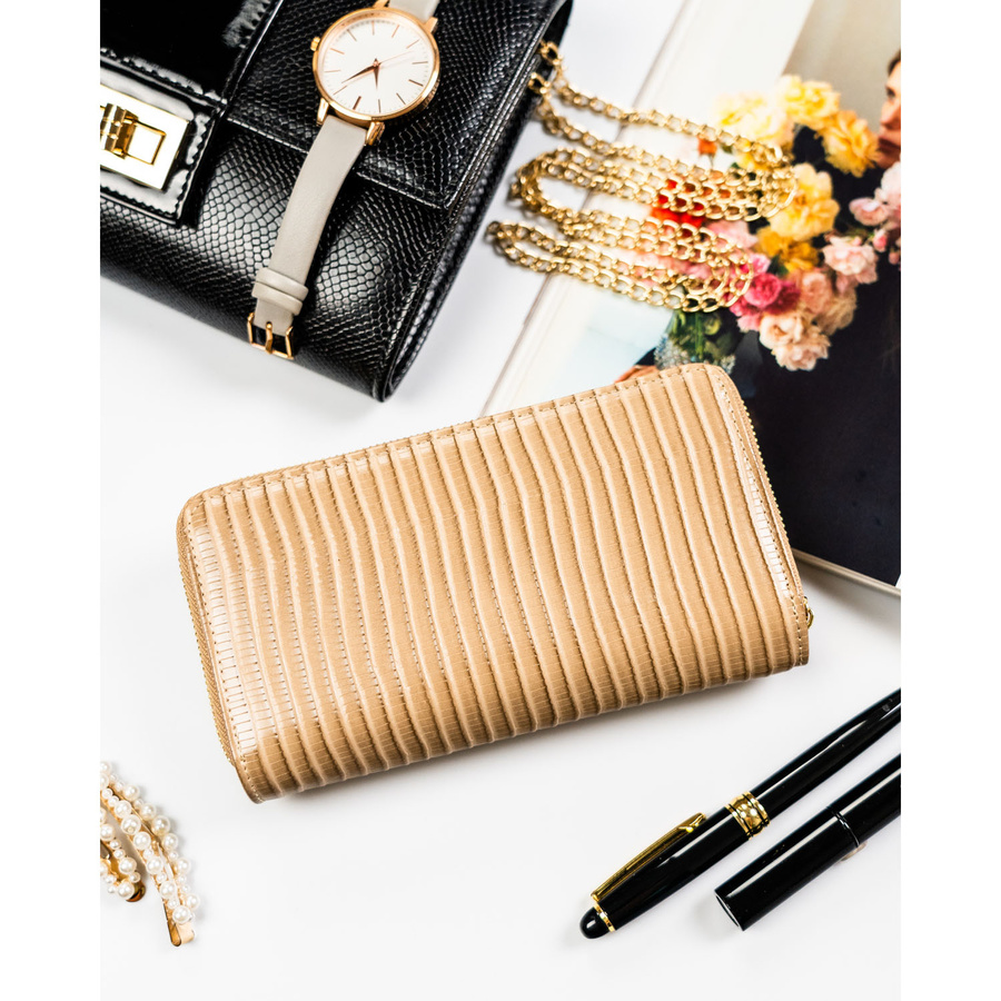 Beżowy portfel w orientacji pionowej wykonany ze skóry naturalnej i ekologicznej ze wzorem w plecionkę - Peterson