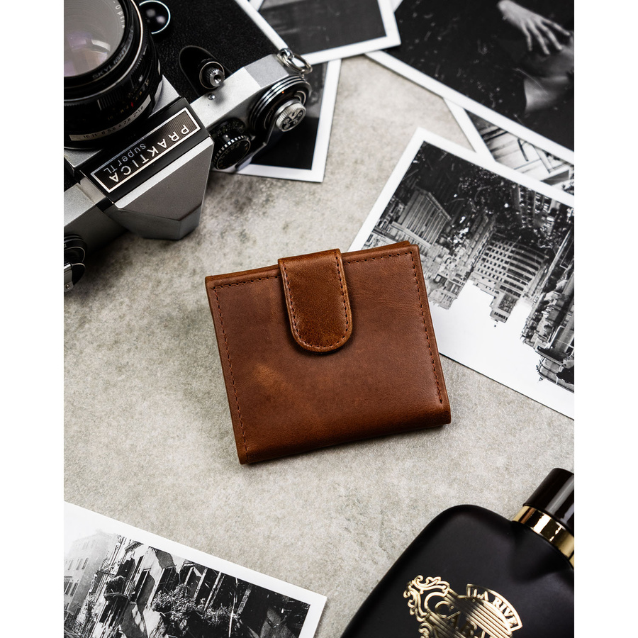 Mały i cienki, skórzany portfel męski w brązowym kolorze zamykany zatrzaskiem - Rovicky