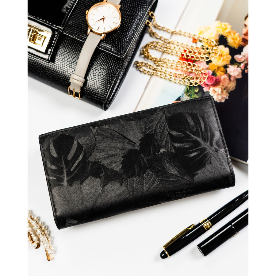 Duży, pionowy portfel damski w czarnym kolorze zamykany na magnes i suwak - Peterson