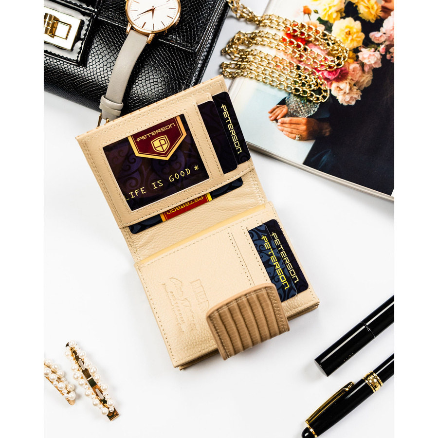 Beżowy portfel damski zamykany na bigiel i zatrzask, pokryty wzorem w plecionkę - Peterson