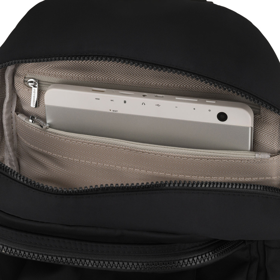 Praktyczny, czarny plecak damski wykonany z poliestru, jednokomorowy - Peterson