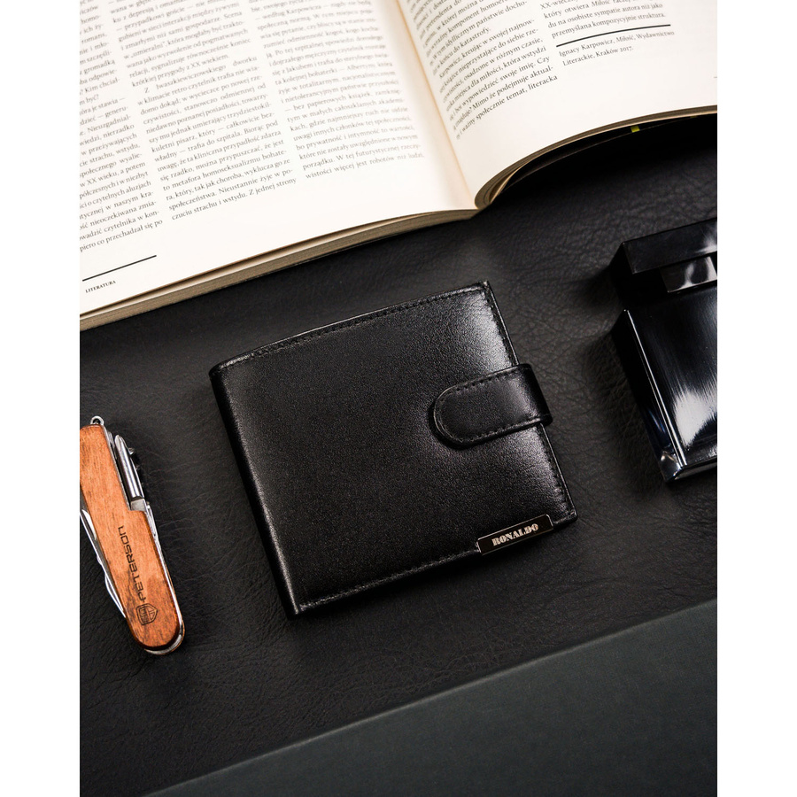 Czarny, poziomy, pojemny portfel męski ze skóry naturalnej zamykany zatrzaskiem - Ronaldo