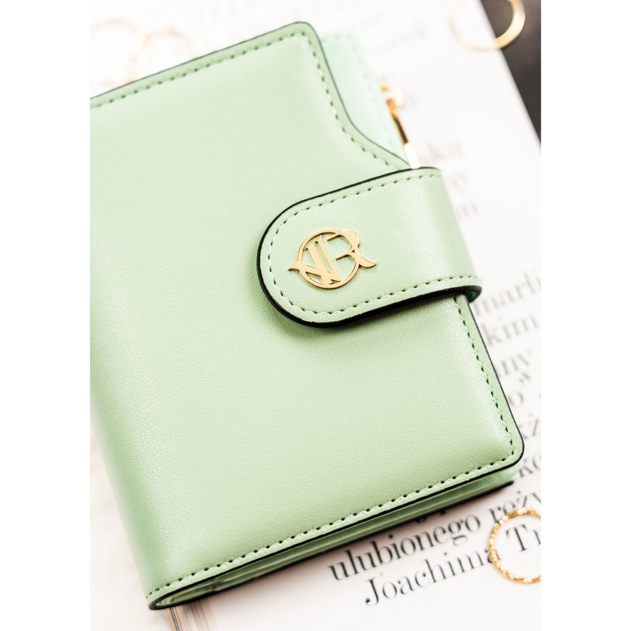 Pionowy portfel damski ze skóry ekologicznej w zielonym kolorze, zamykany na zatrzask i suwak - Rovicky