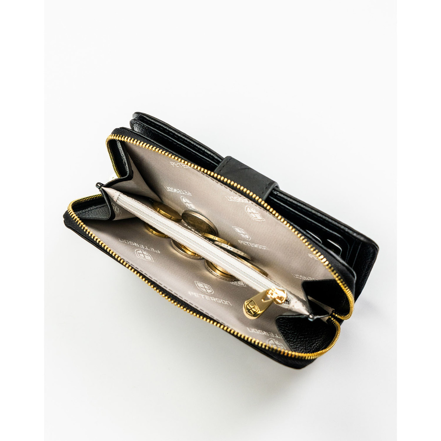 Duży, czarny portfel w orientacji pionowej wykonany ze skóry naturalnej i ekologicznej w czarnym kolorze - Peterson