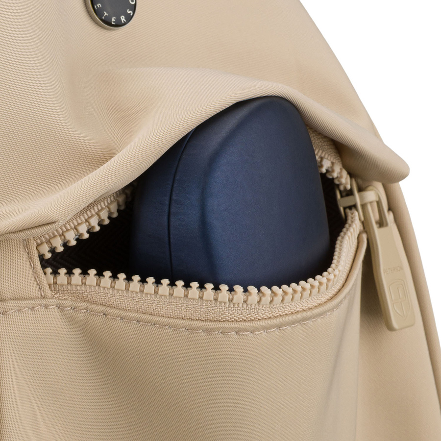 Mały plecak damski wykonany z poliestru w kolorze ecru, jednokomorowy - Peterson