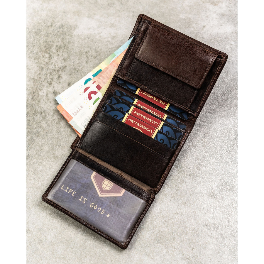 Pionowy portfel męski ze skóry naturalnej w brązowym kolorze, model bez zapięcia zewnętrznego - Peterson