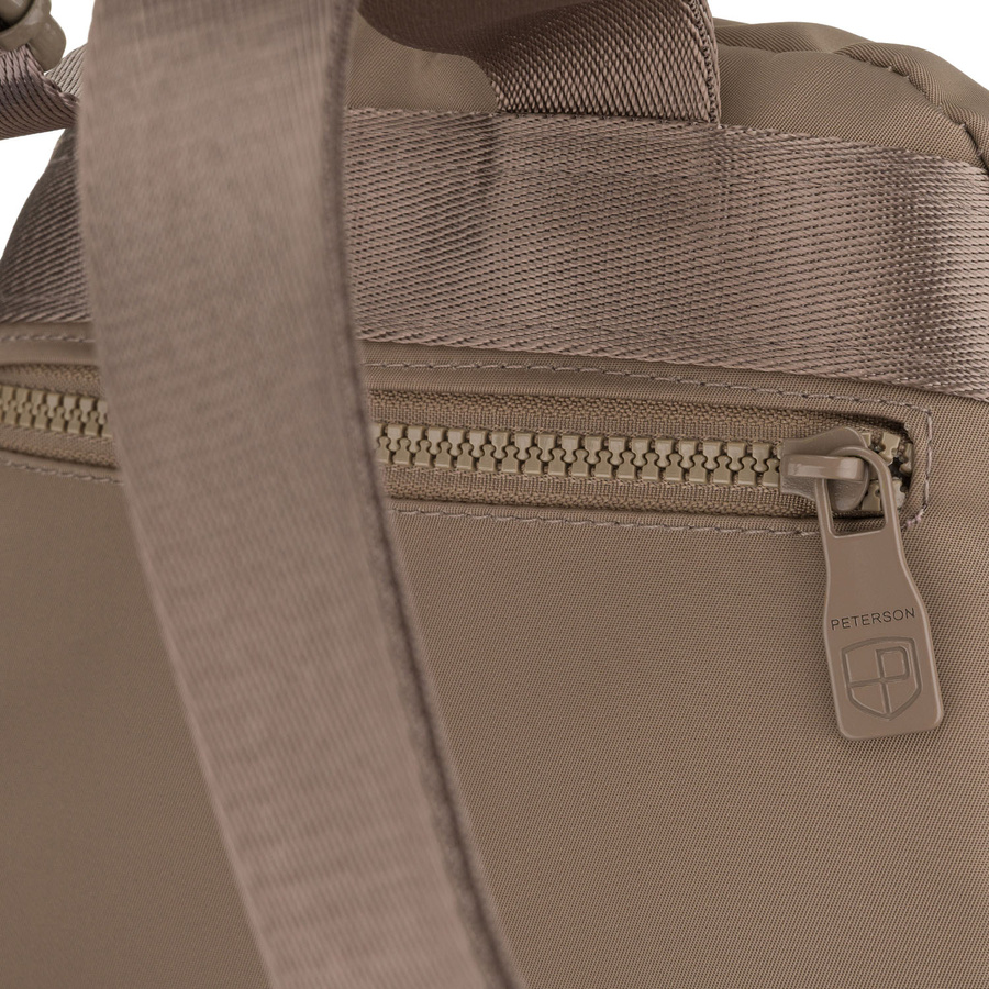 Mały, beżowy plecak damski wykonany z poliestru - Peterson