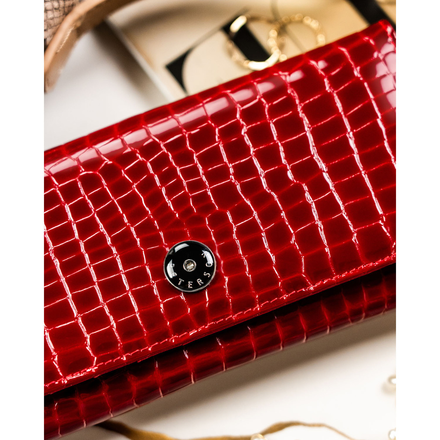 Czerwony, duży portfel damski ze skóry naturalnej z tłoczeniem na wzór skóry krokodyla - Peterson