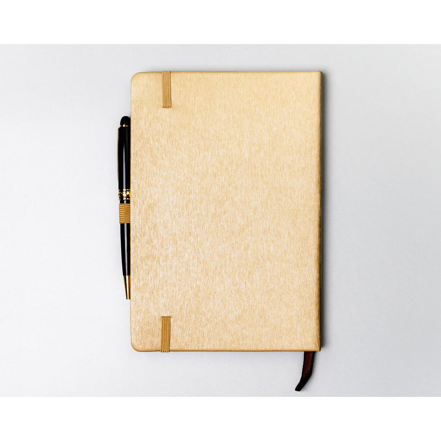 Beżowy notes w formacie A5 zadrukowany w kropki, wyposażony w gumkę zamykającą - Peterson