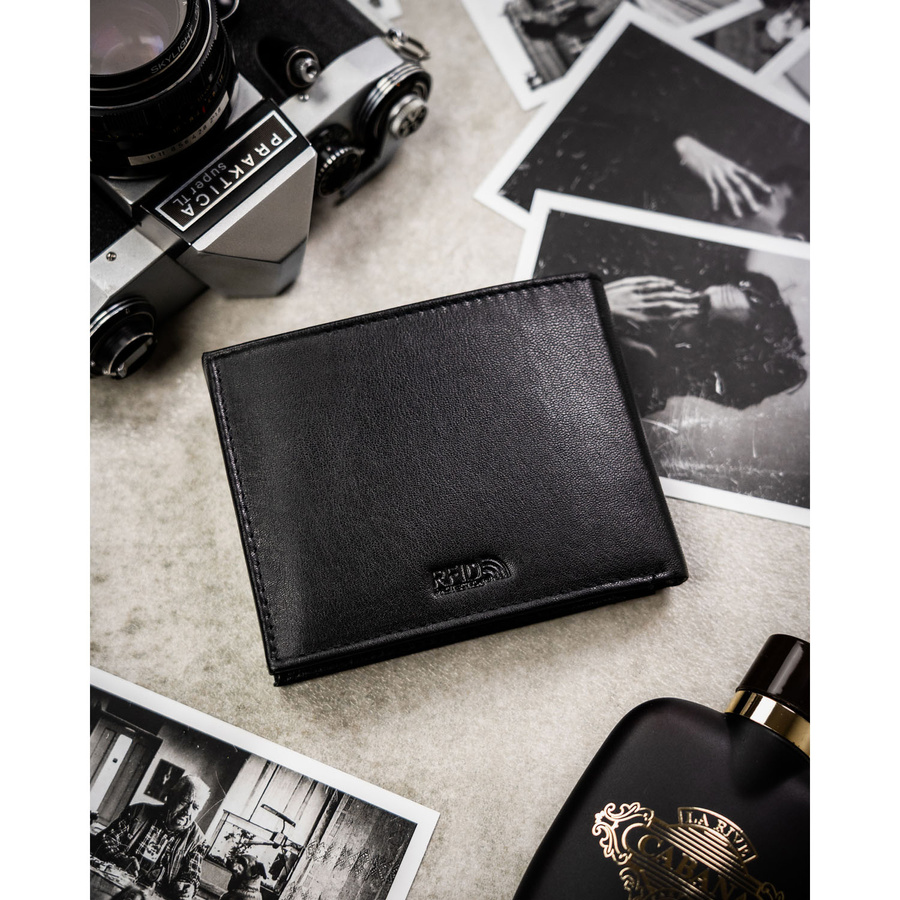 Zestaw prezentowy: skórzany portfel męski w czarnym kolorze bez zapięcia i czarny pasek ze skóry ekologicznej - Peterson