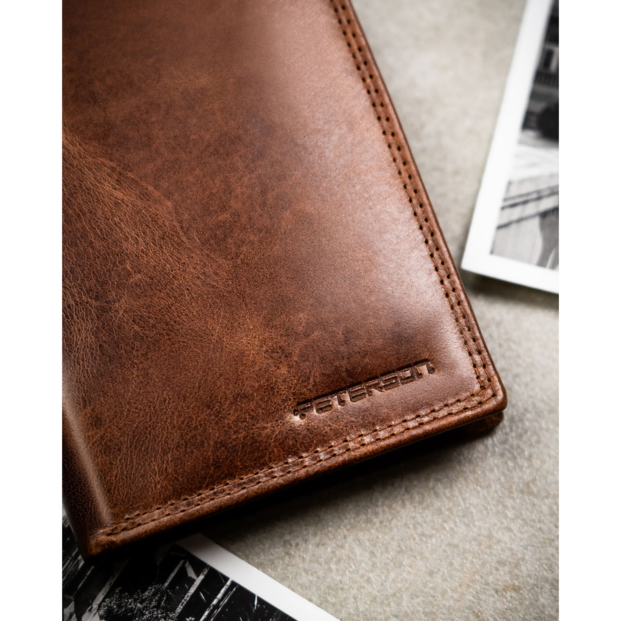 Pionowy, skórzany portfel męski w brązowym kolorze bez zapięcia zewnętrznego - Peterson